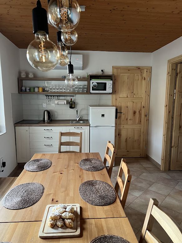 Voll ausgestattete Küche und Essbereich im Apartment U Krčků, Zaječí — Unterkunft in Südmähren