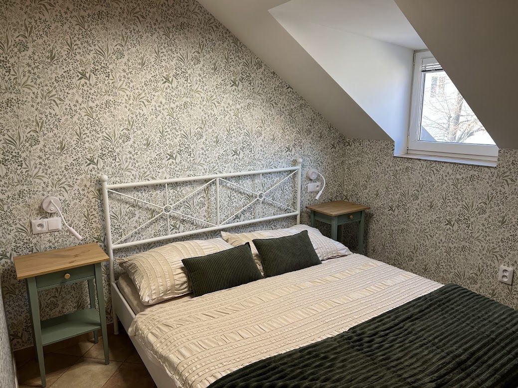 Hauptschlafzimmer mit Doppelbett im Apartment U Krčků, Zaječí — Unterkunft für Paare