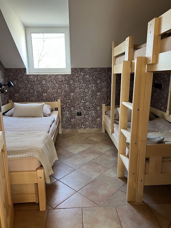 Kinderzimmer mit Etagenbett im Apartment U Krčků — Familienunterkunft Zaječí
