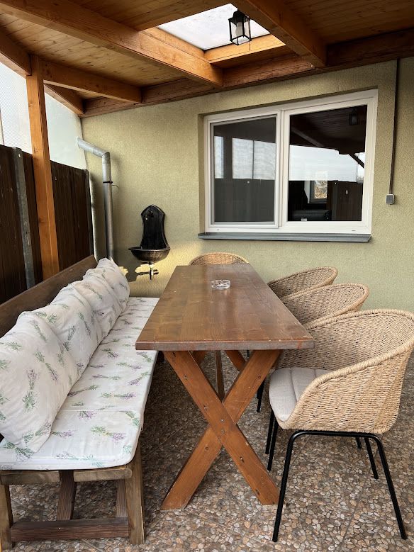Sitzgelegenheit auf der Terrasse des Apartments U Krčků, südmährische Weinberge Zaječí